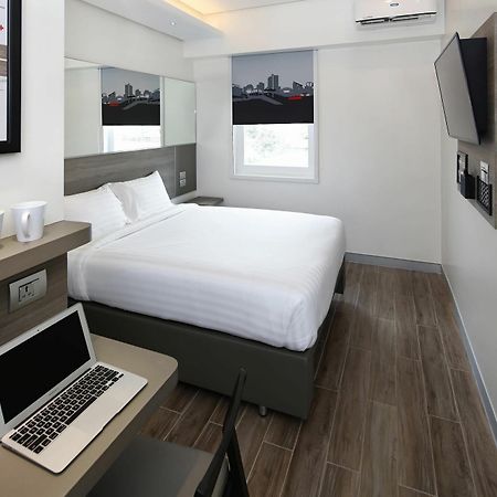 เรด แพลนเน็ต ออโรร่า บูเลอวาร์ด Hotel เกซอนซิตี้ ภายนอก รูปภาพ